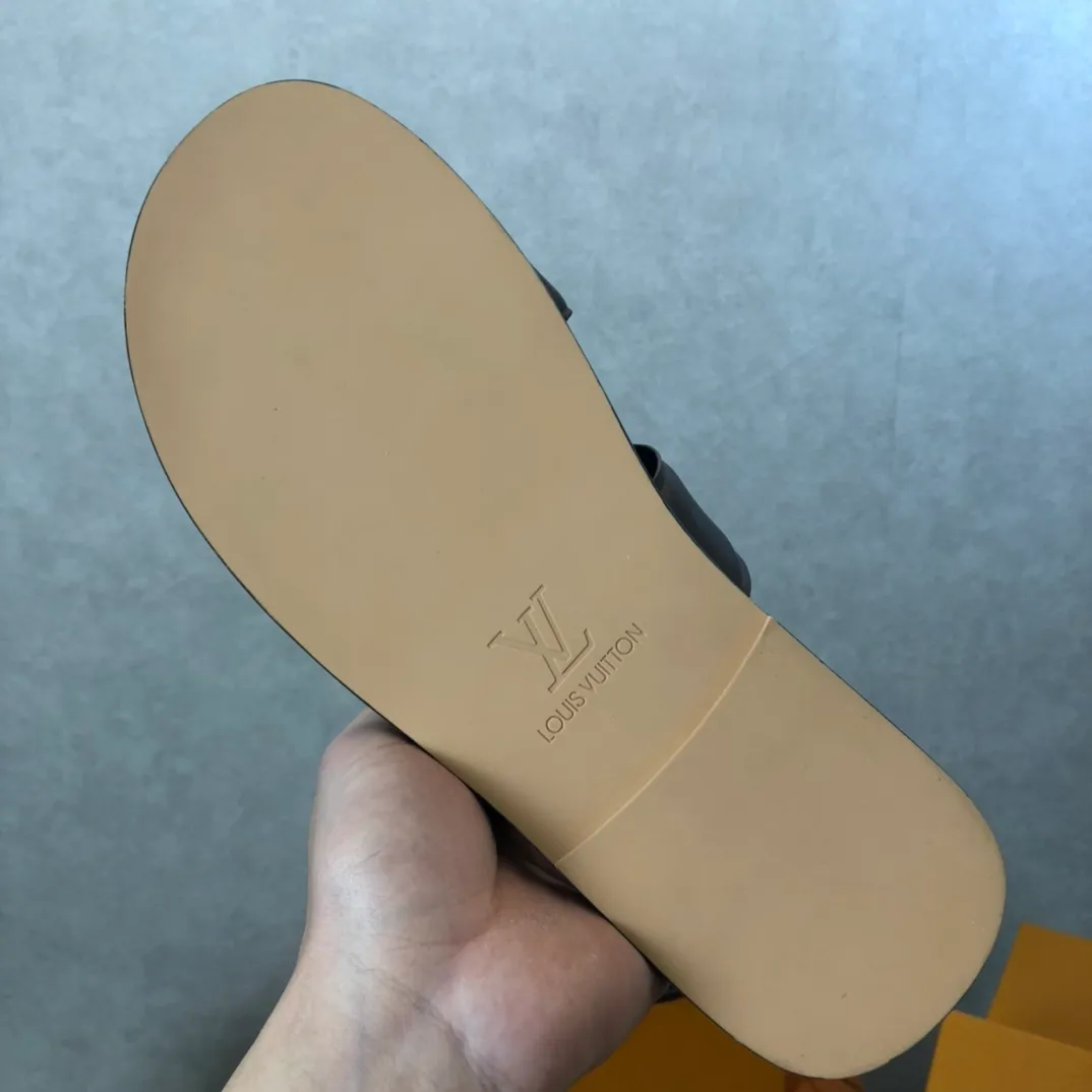 Factory price: 270💰LV counters are selling new brand luxury men's slippers, casual, loose and comfortable. The must-have model in the picture above [Happy][Happy], multiple colors available Size: 38-44, customized 45